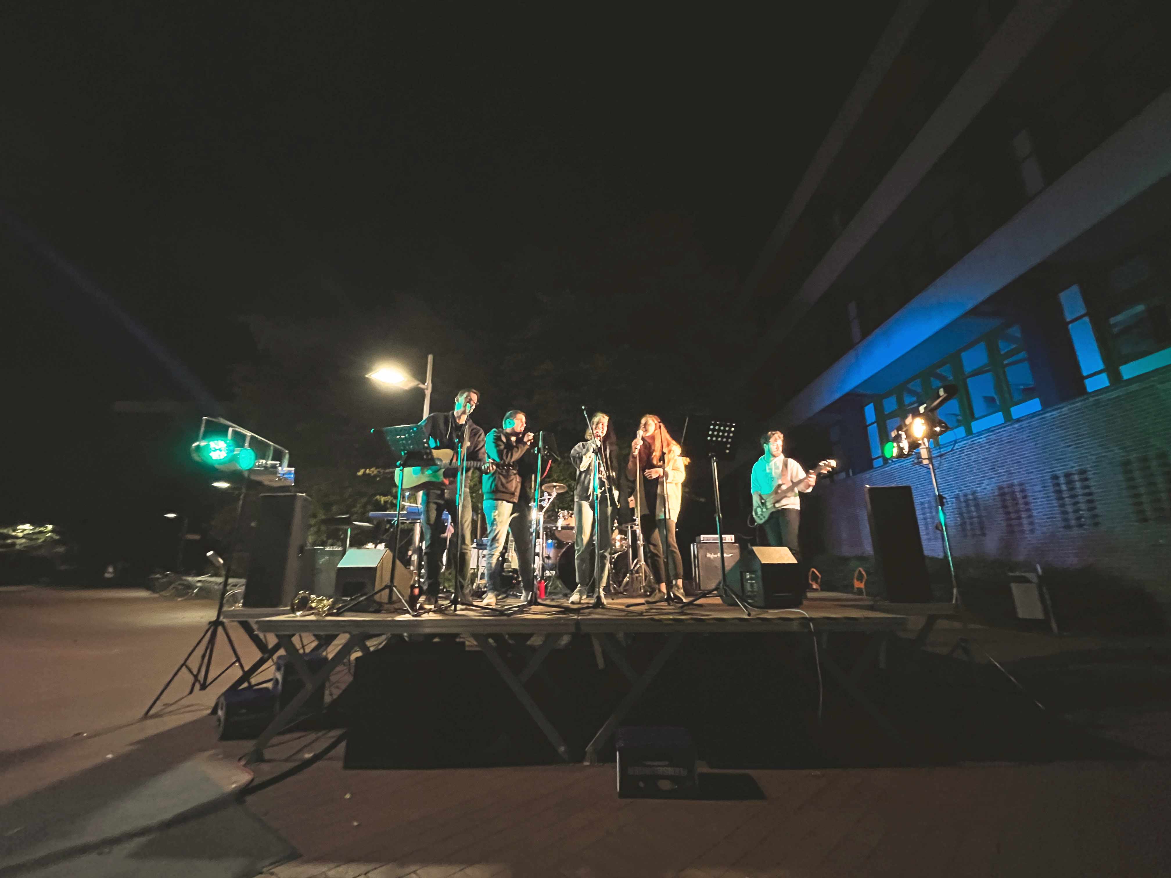 Bühne mit Mitgliedern der Musik Ag